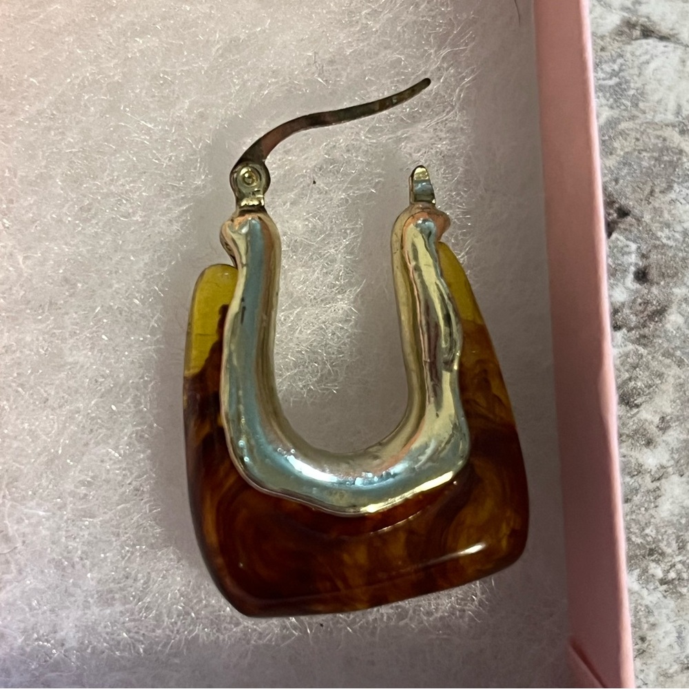 Tortoise Shell Pattern Gold Tone Earrings - Picture 3 of 4